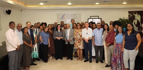 Foto familia periódico Hoy despide Nelson Marrero