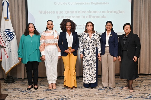 Foto mujeres participan en conferencia