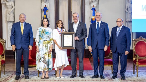 Foto presidente Abinader entrega Medalla al Mérito Educación 2026 junto a su esposa Raquel Arbaje