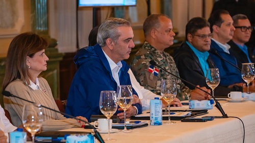 Foto presidetes y funcionarios reunidos por Melissa