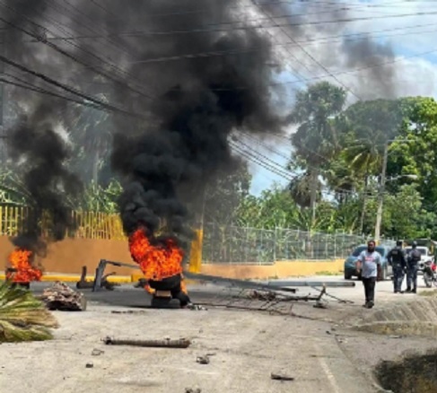 Foto queman gomas en Licey
