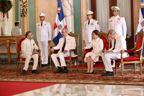 Foto recibe embajador