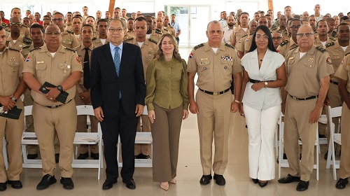 fOTO gLORIA REYES CON MILITARES