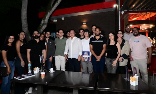 foto Abel con estudiantes PUCMM