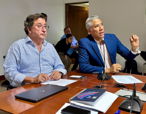 foto Cueto expone a empresarios proyecto Santiago